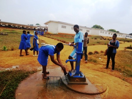 Pompe à eau du lycée moderne de Mbankomo