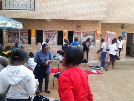 Quelques athl&egrave;tes se livrent &agrave; l'exercice de reconnaissance des maillots