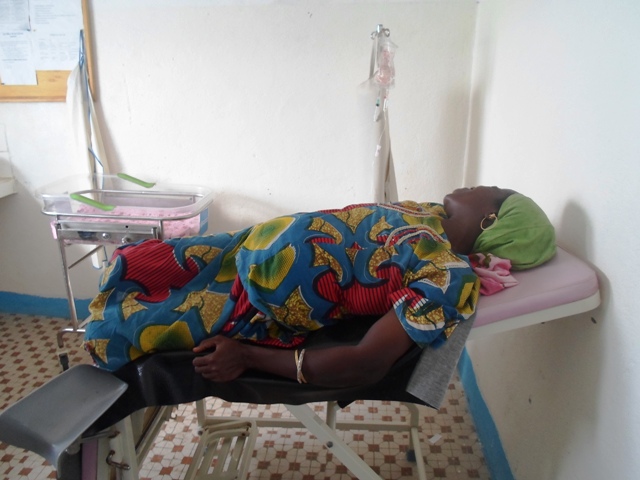 Femme en travail dans la maternité de Minauwao