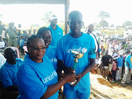 Trophée des anciennes gloires, remis par Rachel Ngazang, SG de la Région de l'Est